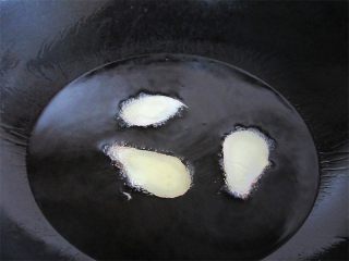 3、香菇蚕豆酱,锅预热，油七分热，放入生姜片炸至金黄捞出