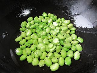 4、香菇蚕豆酱,捞出生姜，注意，油多放一些，倒入蚕豆煸炒1分钟