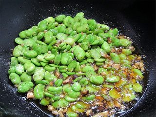 5、香菇蚕豆酱,加入辣椒面翻炒均匀