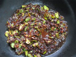 6、香菇蚕豆酱,倒入黄豆酱炒匀