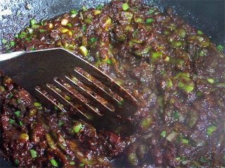 8、香菇蚕豆酱,熬到酱汁浓稠快干的时候，加入香菇翻炒均匀