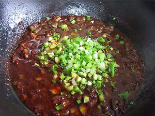 9、香菇蚕豆酱,再加入葱蒜翻炒