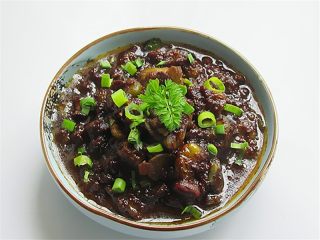 10、香菇蚕豆酱,出锅放凉装盘撒上葱花装饰，如果熬制太多，可以装进密封瓶里放在冰箱冷藏，半个月内尽快食完