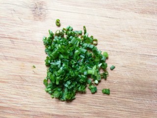 3、蚕豆仁汆汤丸子,葱切葱花