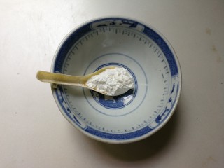5、蚕豆仁汆汤丸子,碗中放入一勺玉米淀粉