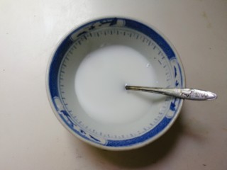 6、蚕豆仁汆汤丸子,放入适量清水搅匀