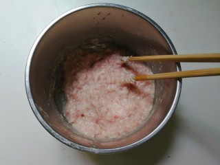 8、蚕豆仁汆汤丸子,顺时针搅拌至有粘性