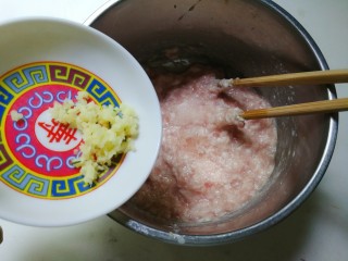 11、蚕豆仁汆汤丸子,放入姜末，葱花