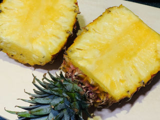 1、菠萝虾仁炒饭,新鲜菠萝????切半，像切哈密瓜那样，先切片；