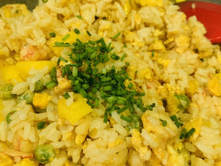 2、菠萝虾仁炒饭,这是快出锅的时候啥点葱，提香；