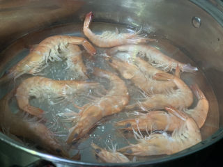 3、菠萝虾仁炒饭,水加姜片煮沸，下鲜虾焯水；