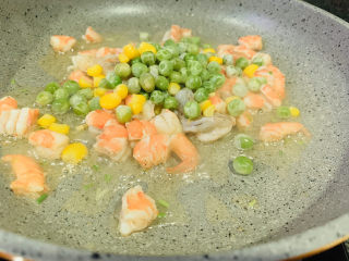 12、菠萝虾仁炒饭,加青豆和玉米粒炒香；