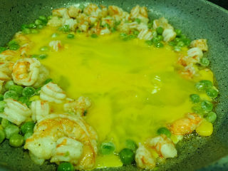 13、菠萝虾仁炒饭,加2个蛋，炒香；