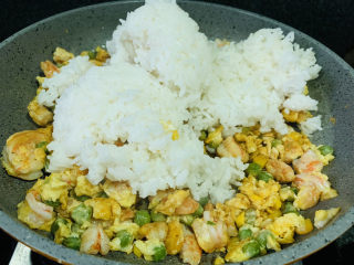 16、菠萝虾仁炒饭,下米饭；