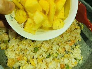 18、菠萝虾仁炒饭,再开大火炒，听到米饭跳动的声音，就下菠萝，翻炒均匀，起锅；