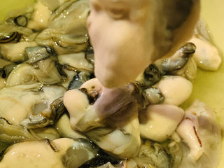 1、生蚝煎蛋,生蚝，洗净；