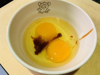 3、生蚝煎蛋,加蚝油；