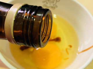 4、生蚝煎蛋,加料酒；