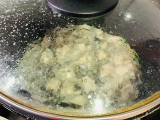 13、生蚝煎蛋,盖住锅盖，煎香，这时候很会溅，盖着转动锅；