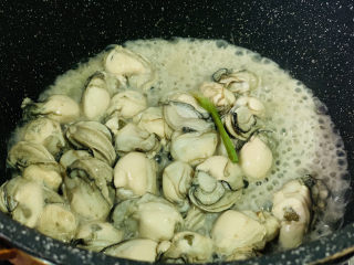 14、生蚝煎蛋,打开锅，就非常的香；