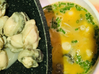 15、生蚝煎蛋,先把生蚝煎的水，倒了，然后将生蚝倒入蛋液；