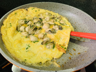 18、生蚝煎蛋,用铲子翻面；