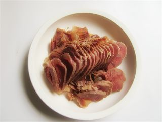 2、开胃火辣牛肉粉丝大锅炖,将熟牛肉切片备用