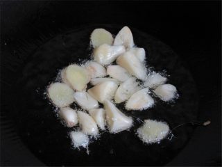 5、开胃火辣牛肉粉丝大锅炖,再放入蒜头、生姜炒出香味