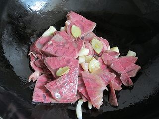 6、开胃火辣牛肉粉丝大锅炖,倒入牛肉加入适量生抽翻炒一分钟，如果你喜欢口味重的话，可以加一点老抽、料酒