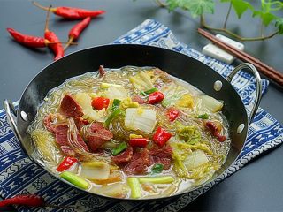 12、开胃火辣牛肉粉丝大锅炖,连锅端上桌，一家人围坐享用牛肉炖菜美味，有家的味道，吃起来更爽