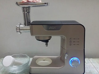 2、炸香酥藕盒,葱姜猪肉洗净切大块、然后放入厨师机中饺成肉沫、记得出肉处放个大碗接着