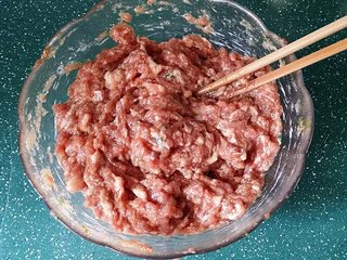 4、炸香酥藕盒,用筷子随一个方向不停地搅拌起粘上筋备用，中途可适量加些清水、这样打好的肉馅更滑嫩好吃