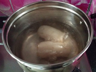 5、炸香酥藕盒,锅中水开将洗净的莲藕放入水焯烫1、2分钟取出