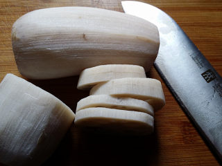 6、炸香酥藕盒,放至案板上、用刀切成夹刀片：2片/组、2片的底部不要切断