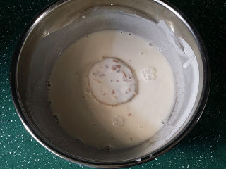 11、炸香酥藕盒,取一个藕盒放入、双面均匀裹上鸡蛋面粉糊