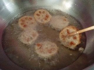 14、炸香酥藕盒,再将藕盒放至锅中快速复炸、及时取出放漏勺中沥下油