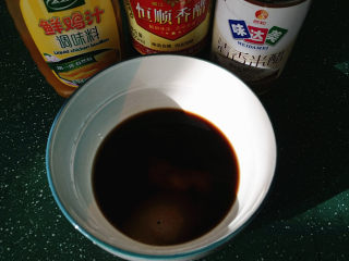 6、#菌类料理#木耳凉拌核桃仁,现在来调酱汁：碗中加入食盐、白糖、米醋、香醋和鲜鸡汁搅拌均匀备用