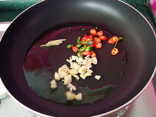 7、#菌类料理#木耳凉拌核桃仁,另起平底锅加热倒入菜籽油、下入切好的姜丝、蒜沫和青红椒碎