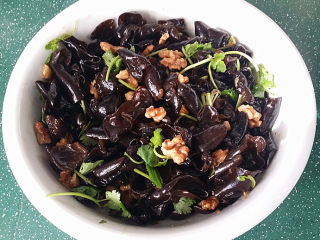 12、#菌类料理#木耳凉拌核桃仁,用筷子上下翻拌均匀