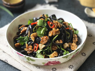 14、#菌类料理#木耳凉拌核桃仁,一道酸甜开胃，健康美容的养生菜就完成了