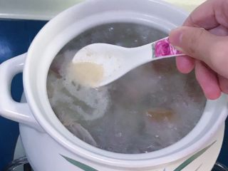 8、火腿炖老鸭,中途用勺子撇去浮沫