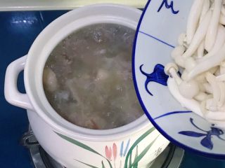 9、火腿炖老鸭,加入白玉菇