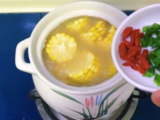 12、火腿炖老鸭,最后在上面撒上枸杞和葱花即可关火了,全程没有添加任何调味料