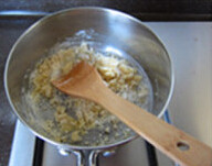 2、虾仁奶油可乐饼,小锅中小火加热30g黄油至融化后，加入面粉拌匀