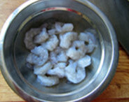 4、虾仁奶油可乐饼,虾仁洗净去纱线，并用淡盐水浸泡5分钟后，再次洗净，沥干水分；