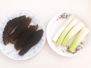 1、红烧海参,进口即食海参提前解冻，清洗干净，葱白