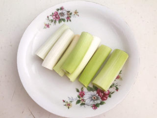 2、红烧海参,把葱白切成小段