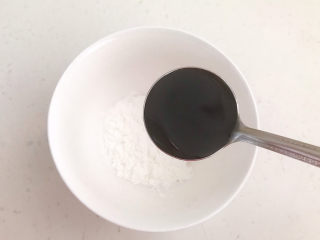 3、红烧海参,碗里加入玉米淀粉，加入海鲜酱油