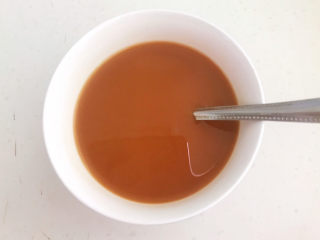 4、红烧海参,加入1大勺冷水调匀，水淀粉调好备用