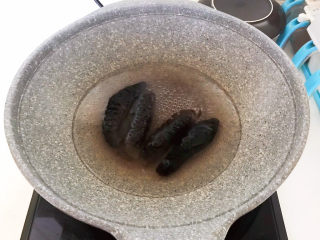 5、红烧海参,锅里加入冷水，烧开后加入海参，焯水1分钟